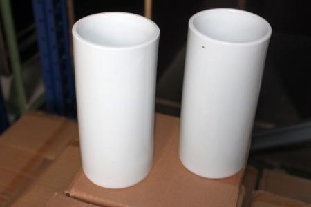 7 Kisten von 18 Stück weiße Vasen Höhe 17 cm Durchmesser 8 cm