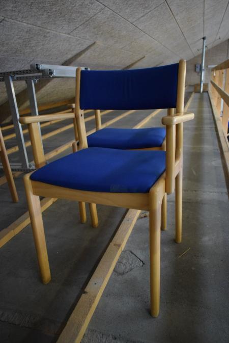 4 Stück Holzstühle in der blauen Wollstoff bezogen.