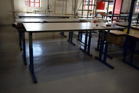 Mounting table with manual raise / lower function. 200x80 cm