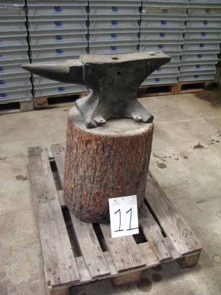 Armbolt on tree stump - big and heavy