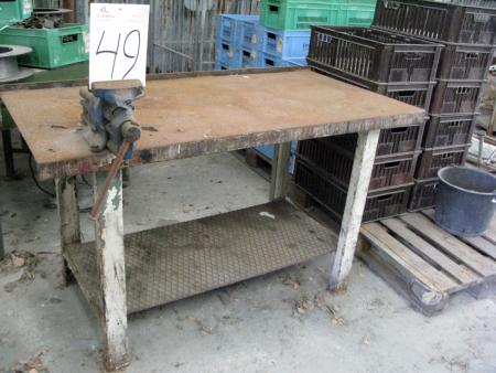 Welding Plan / work bench in metal. Vise. Bordmål about 76 x 150 x H 86 cm. Lower shelf. Heavy, since everything is in metal.