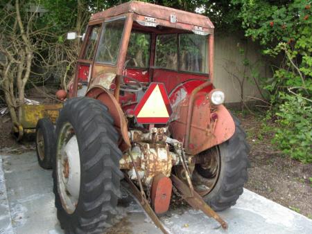 MF 35 with diet and cab - flat right rear tire, requires service and new battery