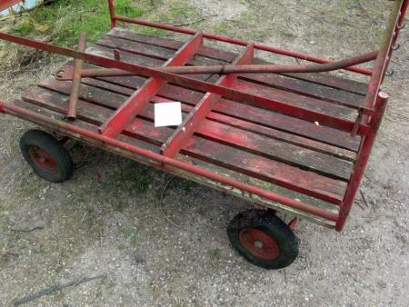 Pushcart goals about 102 x 205 x H 50 cm. Height to top of rack 120 cm. Wheel Ø 40 cm.