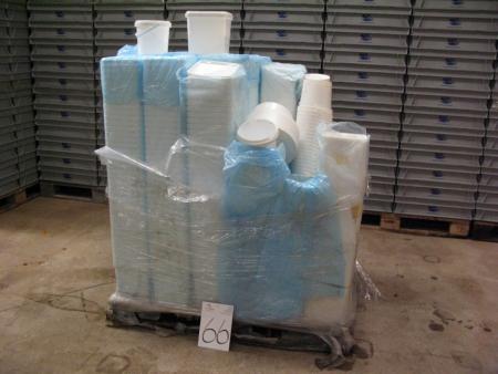 Pallet with plastic tubs new - there are many square and round tubs in the pictured size.