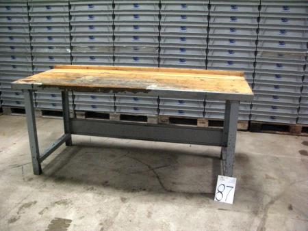 File bench 80 x 200 x H 89 cm. Tabletop beech rods and robust metal corpus. Wear