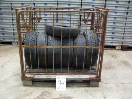 Pallebur with used tires (7 pieces) - Objective approximately 80 x 121 x H 118 cm.