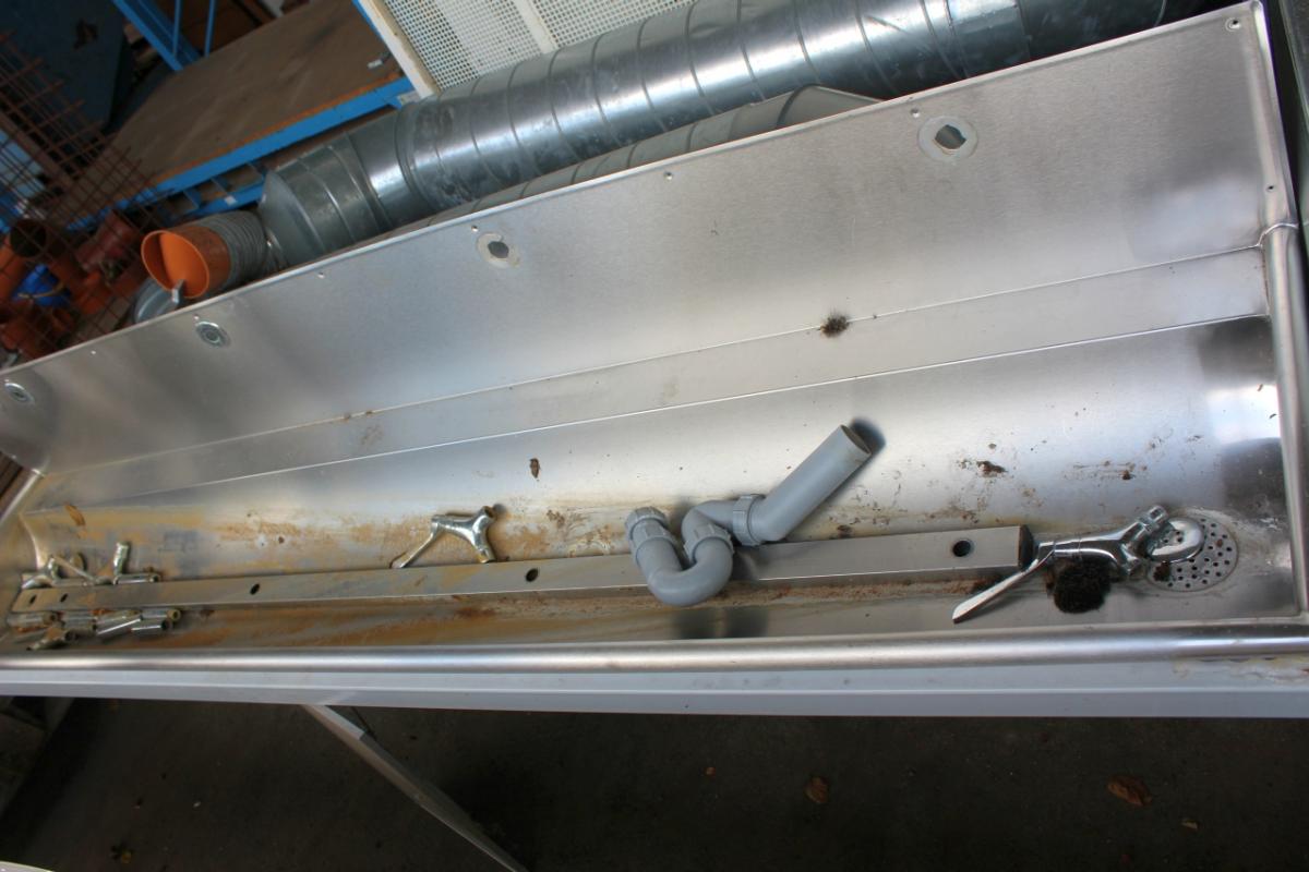 Erhverv efterspørgsel Hovedsagelig Long steel sink with suspension to 5 taps B48 cm L: 240 cm - KJ Auktion -  Machine auctions