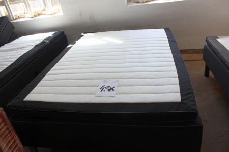 Amber boxseng 140X200. Extra high zone pocket springs for optimum support. Extra strong frame and slats. Can be used for hotel use. Heavy upholstery fabric on the sides and elastic fabric in the middle. In the top mattress 60 mm. profiled cold foam Steel 