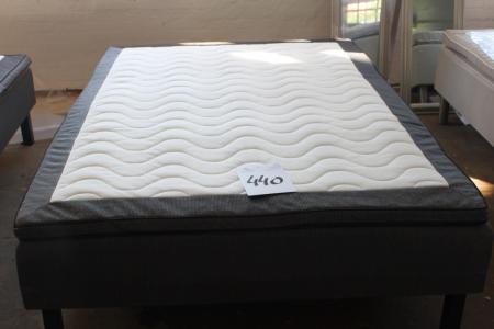 Comfort boxseng 140X200. Zone Pocket fjede. Extra sharp fins. Furniture fabric on the sides and elastic fabric in the middle. In the top mattress 40 mm profiled foam. New and unused. Ben included