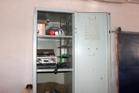 Steel cabinet w / Content + 1 toolbox w / content
