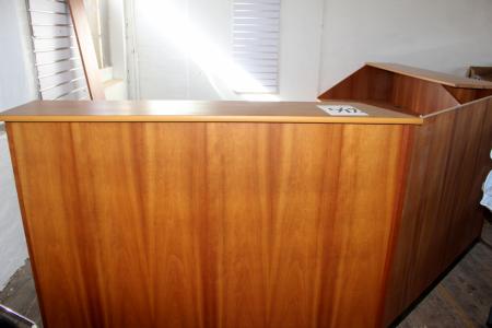 Receptionsdisk i træ m/skrivebord. 3 sektioner 190 + 120 + 160 x 140 h. Midderste topplade mangler