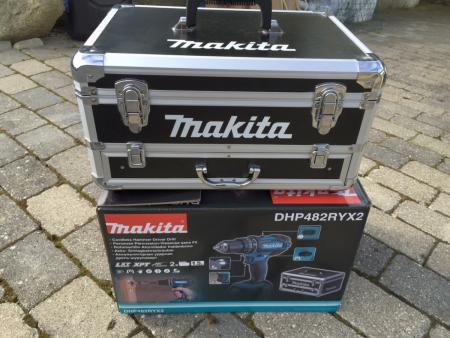 Kuffer mit Neue Makita Schraubendreher, AKU Modell DHP482RYX2. In dem Kuffer ist, Bits, Messer, Maßband, Taschenlampe und vieles mehr.