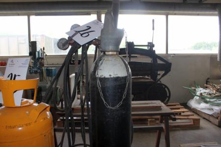 Oxygen cylinder with manometer