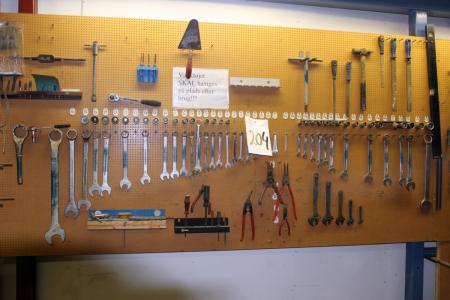 Indhold på tavle diverse håndværktøj 