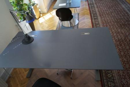 Zunahme / Abnahme Tisch, L 180 x B 90 cm, Tischleuchte, Schreibtischstuhl, Kunststoff-Terrain + Fußbank
