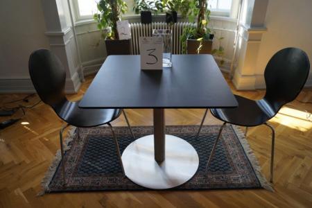 Lille mødebord, 80 x 80 cm, mrk. One Collection, 2 formstøbte stole i træ, 1 stk. ægte tæppe, L 50 x B 75 cm. Vase medfølger
