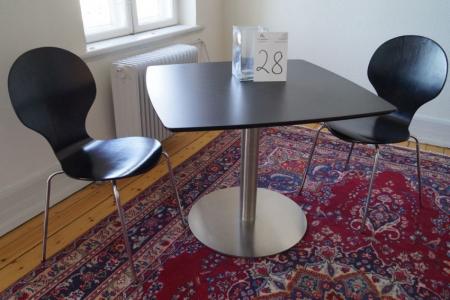 Kleiner Konferenztisch, 80 x 80 cm, 2 geformte Stühle aus Holz. Vase enthalten