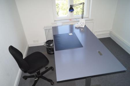 Hæve/sænkebord, L 180 x B 90 cm, bordlampe, kontorstol,plast køreunderlag, affaldsspand og skriveunderlag