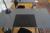 Hæve/sænkebord, L 180 x B 90 cm, bordlampe, kontorstol,plast køreunderlag + skriveunderlag og affaldsspand