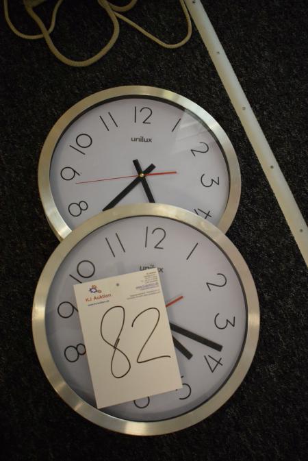 2 Wall mounted clocks