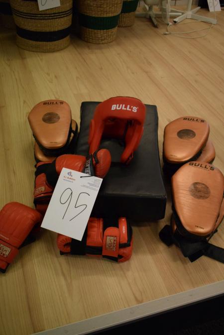 Sparingspude, 3 sets of gloves, three sets of training boxing gloves and boxing helmet.