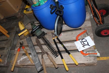 2 El hedge trimmer, and various garden tool