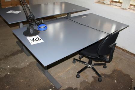 El Steh- / Sitz-Schreibtisch 180 x 90 cm, Tischlampe und Stuhl