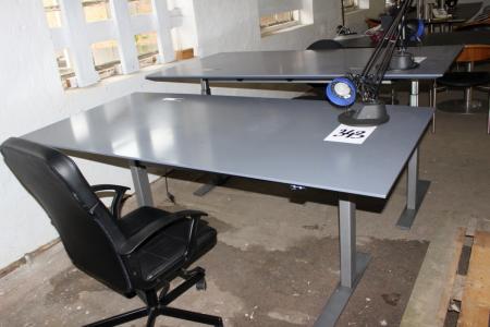 El sit / stand desk 180 x 90 cm, table lamp and chair