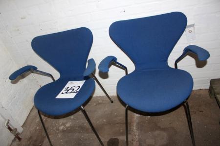 4 Stück Fritz Hansen Stühle mit blauem Stoff und Armlehnen