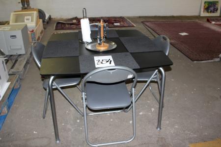 Lille bord med 4 klapstole