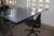 El hæve/sænke skrivebord 180 x 90 cm, bordlampe og stol