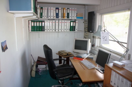 Alt i rum minus faste installationer: (2) kontorarbejdspladser med skrivebord, kontorstol og reoler. Kontormaskiner medfølger ikke