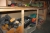 Rest i rum: tæppelister, alu, messing, reservedele, bænksliber, skruestik med videre