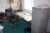 (2) kontorarbejdspladser: skrivebord, kontorstol + rest i rum