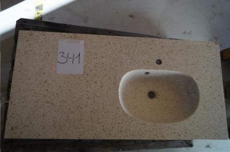Marmorplade m. vask, B 60 x L 122,5 cm. Skade i bagkant