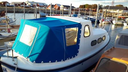 Cabineboat 20 feet by 20 hp 4 cylinder refurbished diesel engine of English make. The sailing 7-8 knots. The boat is located in Hals boat harbor "Julle", space 34. Year unknown. Everything works. Bådstand included.