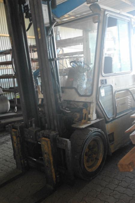 Caterpillar, 3 tons, 3,85m lifting height, with side shift and fork assembly tower 2.5m, windshield is broken, start and run well