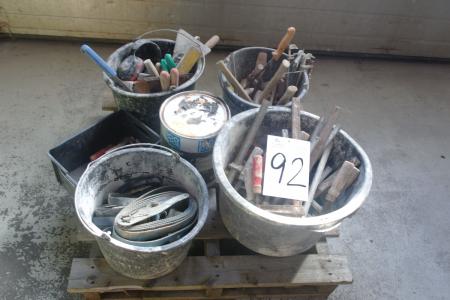 Palle med spande fyldt med skruetvinger og andet håndværktøj samt diverse håndværktøj 