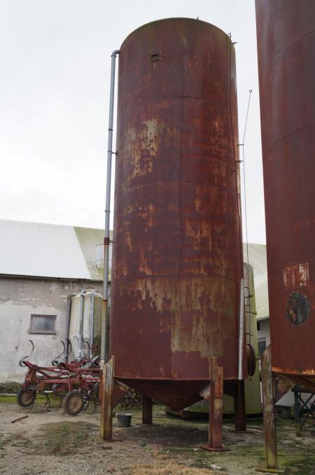 Silo, remove the silo, used for animal feed, has never been fixed, about 9,2m high, collected himself, stands a few hundred meters from all the other things on auction