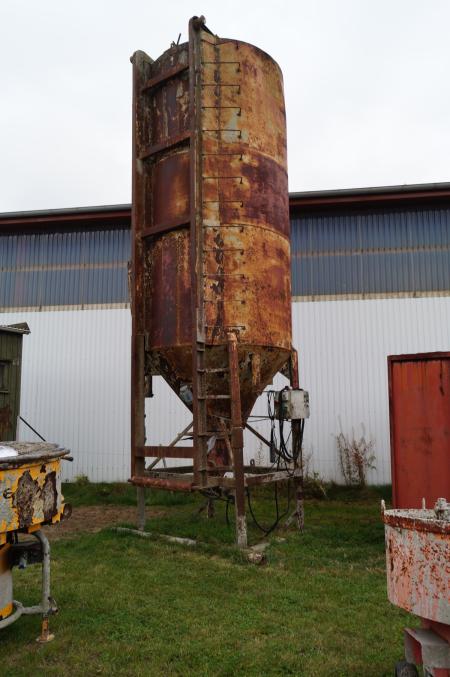 Cement eller mørtel silo, kan indholde 16 ton, 7,5m høj, med slæde til transport på lastbil