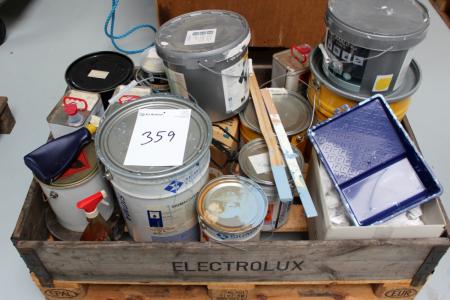 Pallet with various paint / Pinotex
