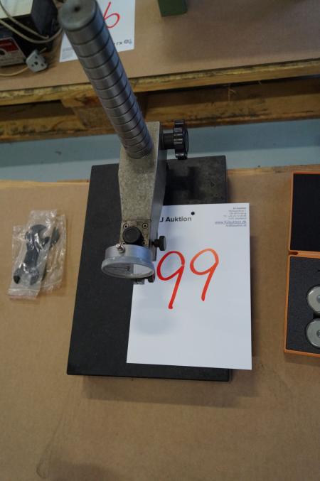 Granit-Plan 200x300 mit Werkzeughalter mit Uhr gemessen wird.