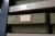 Stålreol med sortiments kasser med indhold bredde 605 cm højde 194 cm