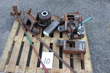 Pallet with various mechanical lifting gear