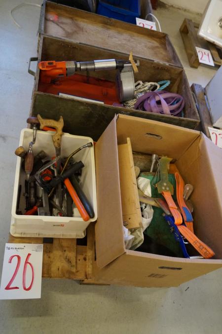 Palle med diverse håndværktøj + værktøjskasse med gipsskruemaskine og stropper.
