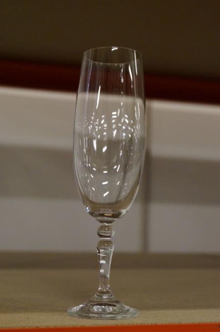 66 stk champagne glas med knop plus kasse med rødvinsglas.(plastickasser medfølger ikke)