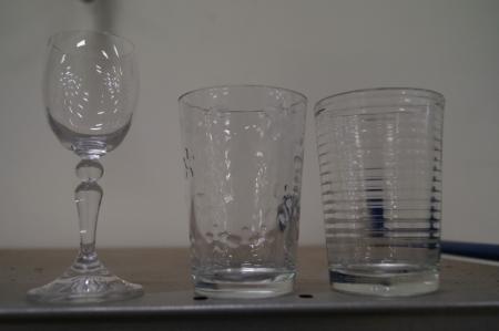 5 ks med vandglas med blomster, med riller og snapseglas. (plastickasser medfølger ikke)