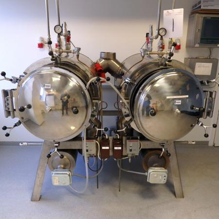 Autoclave ALA aarup. 2 pcs. Autoclave a`190 L steam treatment plants horizontally with control box and disc box overall goal L: 120 H: 140 B: 160 sambygget