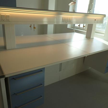 Double Laboratory bench with sink, worktop in HPL, 4 drawers, 2 base cabinets, electrical panel with lighting, gas valves L: 303 H: 150 B: 150
