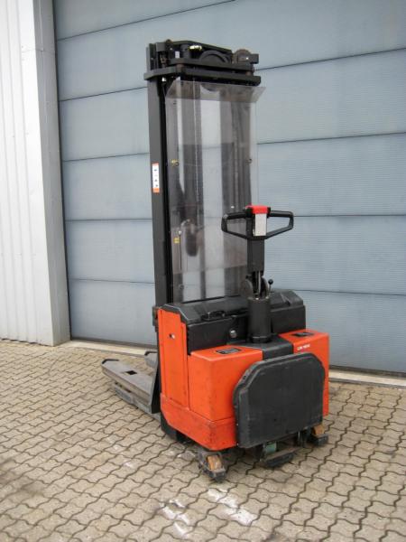 El stacker Bt lsv 1600/2 serial no. 370283aa / 2000 year. 2000 lifting height 5400mm battery / charger. 2 years old